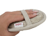 beties Savu Peeling-Pad rund 12 cm in Heubeige in der Hand gehalten
