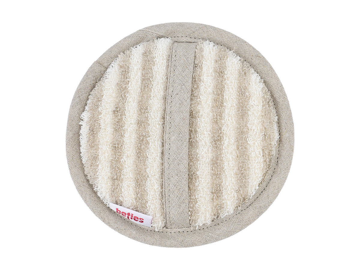 beties Savu Peeling-Pad rund 12 cm in Schilf-Hafermilch, Rückseite mit Handschlaufe
