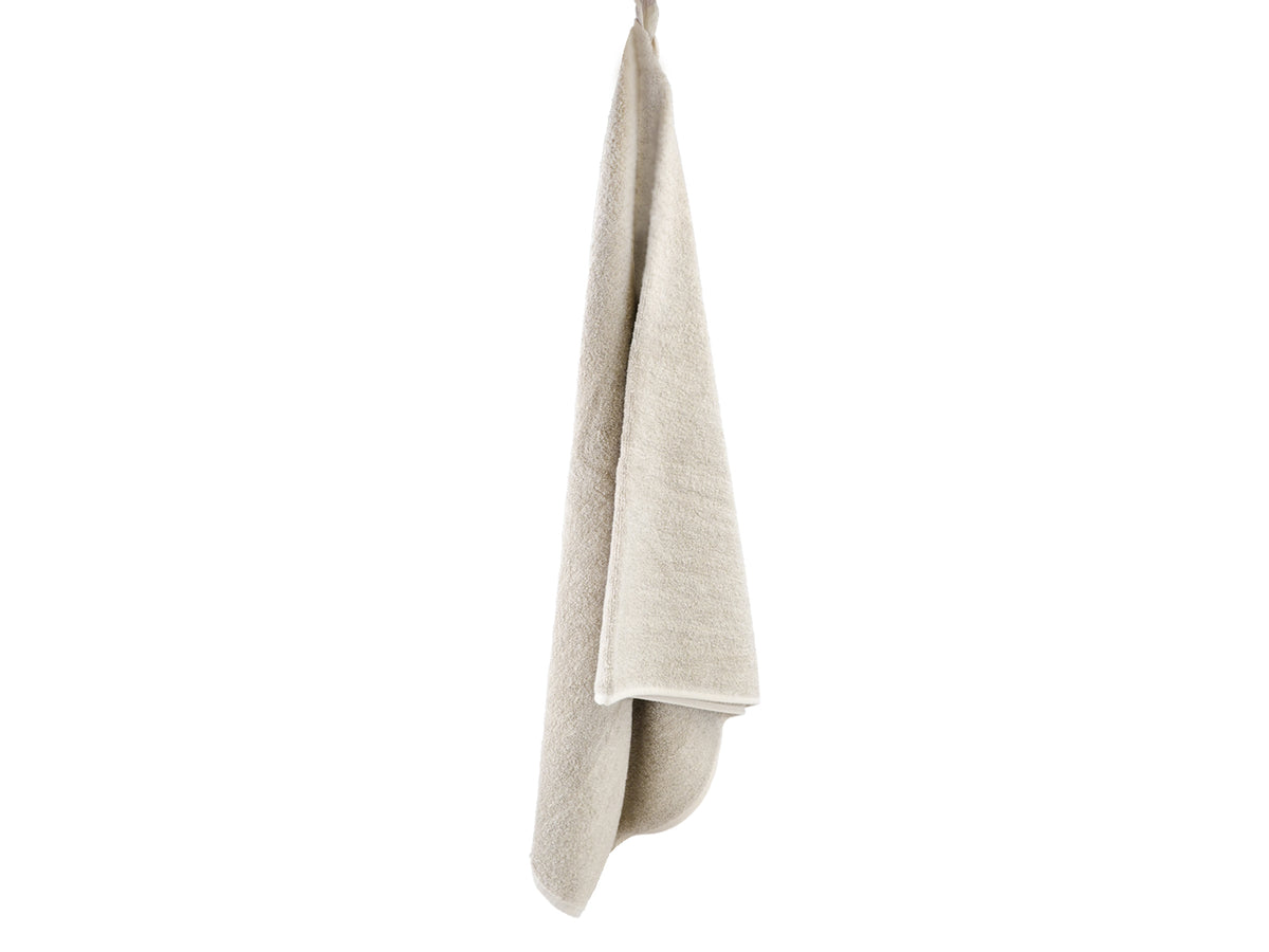 eties Savu Duschtuch 65x140 cm in Heubeige, offen ausgebreitet