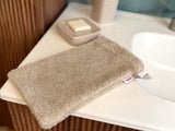 beties Savu Waschhandschuhe 14x25 cm aus Massage-Frottee-Leinen im Badezimmer-Milieu