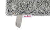 Detail der Massage-Frottee-Struktur am beties Savu Waschhandschuh in Basaltgrau