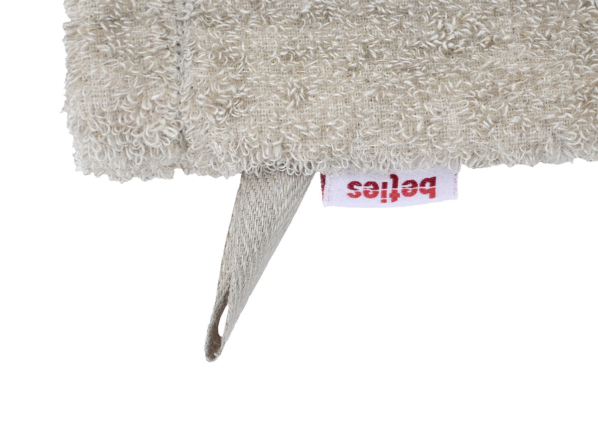  Detail der Massage-Frottee-Struktur am beties Savu Waschhandschuh in Heubeige