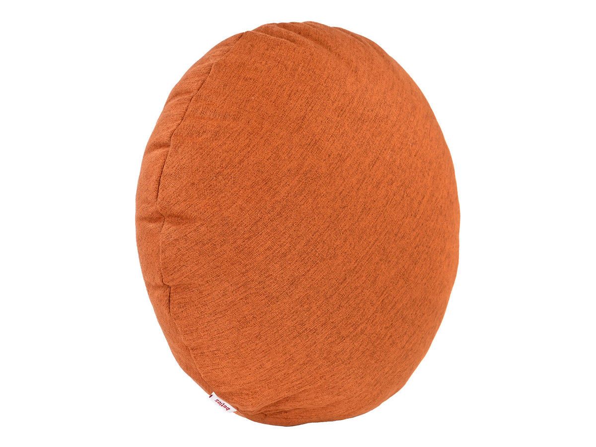  beties Wunschton Kissenhülle rund Ø50 cm Terracotta Orange – schrägansicht, melierter Möbelstoff 