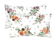 Weisse Kissenhuellen ca. 30x50 cm – Winterdeko mit orangen oder rosa gefrosteten Rosen, Kieferzapfen und Zweigen im Alloverdruck – 100% Baumwolle – Aus der beties Magie des Winters "Frost-Rose" Kollektion.