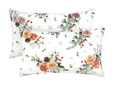 Weisse Kissenhuellen ca. 30x50 cm – Winterdeko mit orangen oder rosa gefrosteten Rosen, Kieferzapfen und Zweigen im Alloverdruck – 100% Baumwolle – Aus der beties Magie des Winters "Frost-Rose" Kollektion.