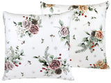 Weisse Kissenhuellen ca. 50x50 cm – Winterdeko mit orangen oder rosanen gefrosteten Rosen, Kieferzapfen und Zweigen im Allloverdruck – 100% Baumwolle – Aus der beties Magie des Winters "Frost-Rose" Kollektion.