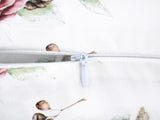 Weisse Nackenrollenhuelle ca. 15x40 cm – Winterdeko mit rosa, gefrosteten Rosen, Tannenzapfen und Zweigen. Detailansicht vom Reissverschluss – 100% Baumwolle – Aus der beties Magie des Winters "Frost-Rose" Kollektion.