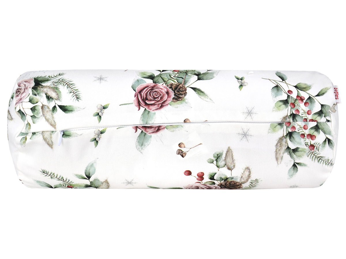 Weisse Nackenrollenhuelle ca. 15x40 cm – Winterdeko mit rosa, gefrosteten Rosen, Tannenzapfen und Zweigen. Ansicht von unten mit Reissverschluss – 100% Baumwolle – Aus der beties Magie des Winters "Frost-Rose" Kollektion.