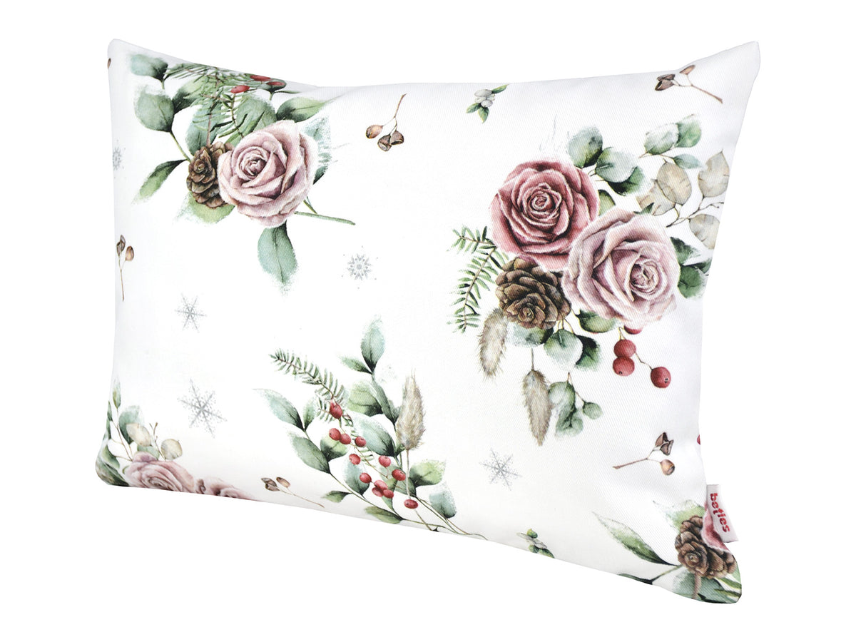 Weisse Kissenhuelle ca. 25x35 cm – Winterdeko mit gefrosteten Rosen in mauve, Kieferzapfen und Zweigen im Alloverdruck – 100% Baumwolle – Aus der beties Magie des Winters "Frost-Rose" Kollektion.
