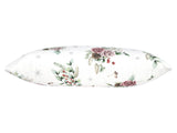 Weisse Kissenhuelle ca. 30x50 cm – Winterdeko mit rosa gefrosteten Rosen, Kieferzapfen und Zweigen im Alloverdruck. Ansicht von oben – 100% Baumwolle – Aus der beties Magie des Winters "Frost-Rose" Kollektion.