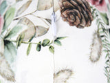 Runde, weisse Kissenhuelle ca. 40 cm im Durchmesser, Detailansicht Reissverschluss – Winterdeko mit gefrosteten Rosen in rosa – 100% Baumwolle – aus der beties Magie des Winters "Frost-Rose" Kollektion.