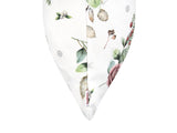 Weisse Kissenhuelle ca. 50x50 cm – Winterdeko mit rosanen gefrosteten Rosen, Kieferzapfen und Zweigen im Allloverdruck. Detailansicht von der Seite mit beties Label – 100% Baumwolle – Aus der beties Magie des Winters "Frost-Rose" Kollektion.