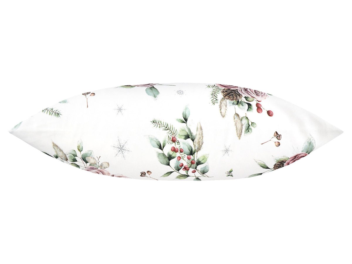 Weisse Kissenhuelle ca. 50x50 cm – Winterdeko mit rosanen gefrosteten Rosen, Kieferzapfen und Zweigen im Allloverdruck. Ansicht von oben – 100% Baumwolle – Aus der beties Magie des Winters "Frost-Rose" Kollektion.