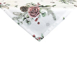 Weisse XS-Mitteldecke – Winterdeko mit rosa, gefrosteten Rosen, Kieferzapfen und Zweigen im Alloverdruck – 100% Baumwolle – aus der beties Magie des Winters "Frost-Rose" Kollektion.
