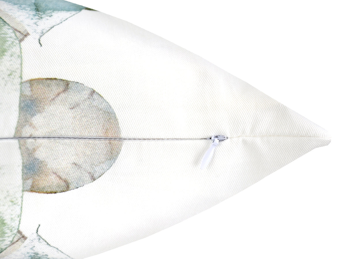 Weisse Kissenhuelle ca. 50x50 cm – Winterdeko mit rosa gefrosteten Rosen Bukett und Zweigen. Detailansicht von unten mit Reissverschluss – 100% Baumwolle – Aus der beties Magie des Winters "Frost-Rose Bukett" Kollektion.