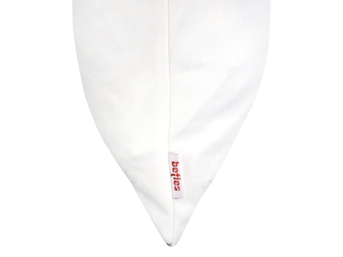 Weisse Kissenhuelle ca. 50x50 cm – Winterdeko mit rosaner Schleife und rosanen, gefrosteten Rosen und Zweigen. Detailansicht von der Seite mit beties Label – 100% Baumwolle – Aus der beties Magie des Winters "Frost-Rose Schleife" Kollektion.