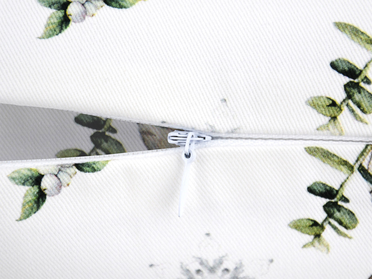 Weisse Nackenrollenhuelle ca. 15x40 cm – Winterdeko mit orangen, gefrosteten Rosen, Tannenzapfen und Zweigen. Detailansicht des Reissverschluss. – 100% Baumwolle – Aus der beties Magie des Winters "Frost-Rose" Kollektion.