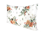 Weisse Kissenhuelle ca. 30x50 cm – Winterdeko mit orangen, gefrosteten Rosen, Kieferzapfen und Zweigen im Alloverdruck – 100% Baumwolle – Aus der beties Magie des Winters "Frost-Rose" Kollektion.