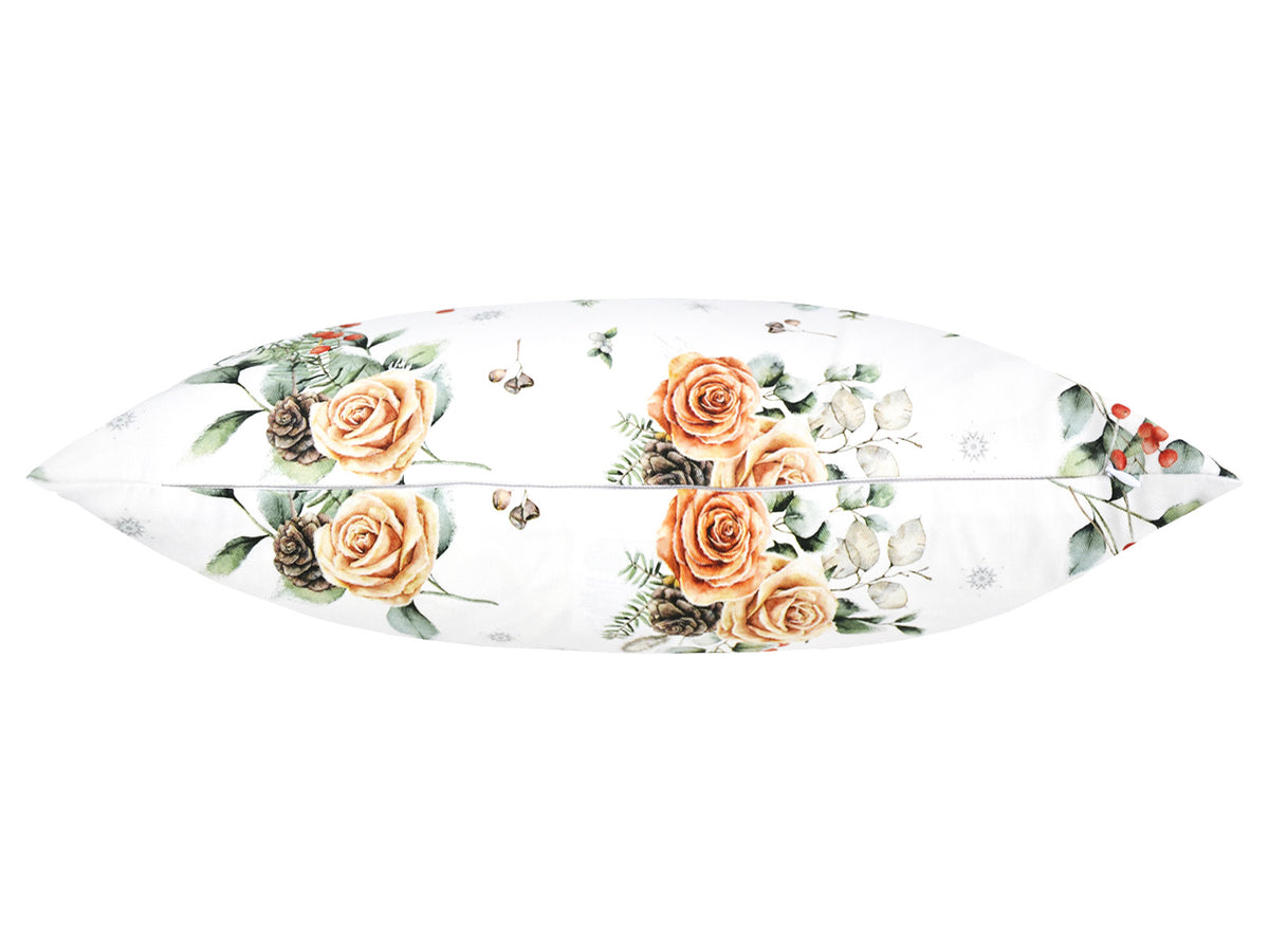 Weisse Kissenhuelle ca. 50x50 cm – Winterdeko mit orangen gefrosteten Rosen, Kieferzapfen und Zweigen im Allloverdruck. Ansicht von unten mit Reissverschluss – 100% Baumwolle – Aus der beties Magie des Winters "Frost-Rose" Kollektion.