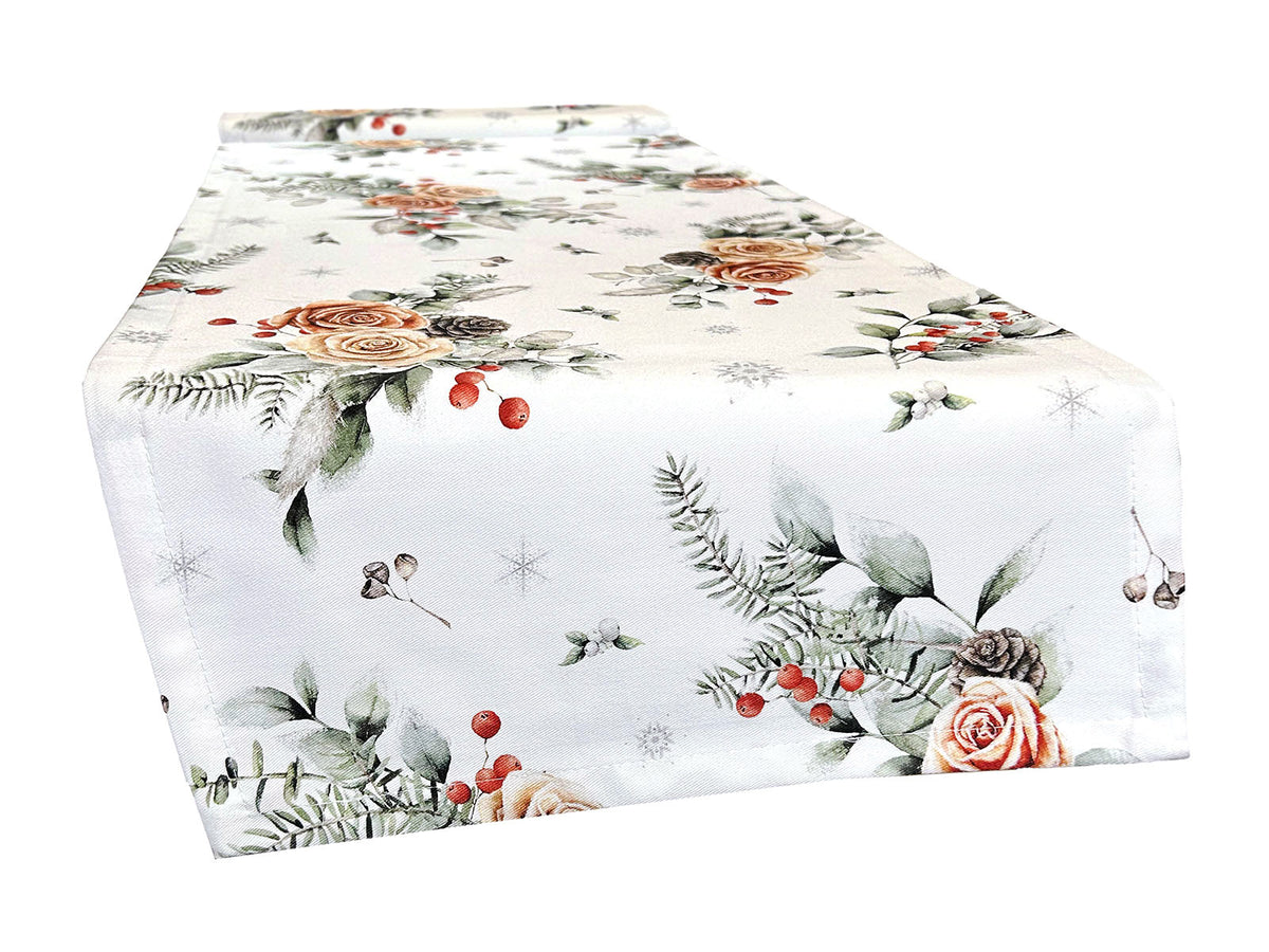 Weisser Tischlaeufer – Winterdeko mit gefrosteten Rosen in orange, Tannenzapfen und Zweigen – 100% Baumwolle – aus der beties Magie des Winters "Frost-Rose" Kollektion.