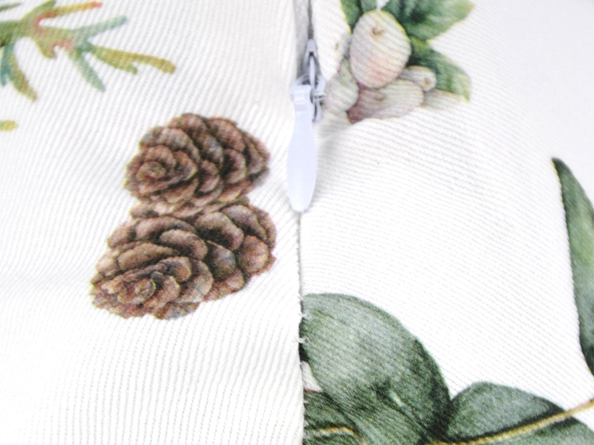 Runde Kissenhuelle ca. 40 cm im Durchmesser Detailaufname Reissverschluss – Winterdeko mit Tannenzapfen – 100% Baumwolle – aus der beties Kollektion Magie des Winters "Moggl"