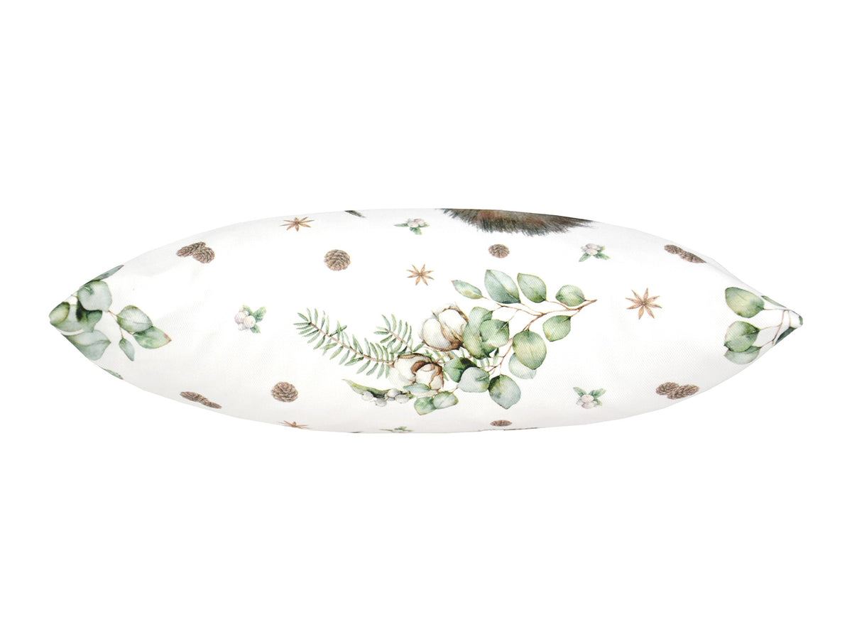 Weisse Kissenhuelle von oben präsentiert, ca. 25x35 cm – Winterdeko liebevoll gestaltet mit Eichhoerchen, Tannenzapfen, Knallbeeren, Sternanis & Eukalyptus – 100% Baumwolle – beties Magie des Winters "Moggl-Hütte"