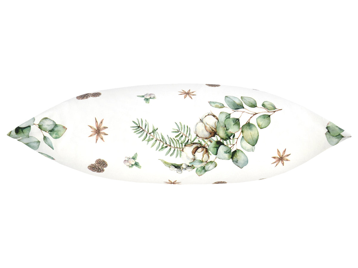 Weisse Kissenhuelle von oben präsentiert, ca. 50x50 cm – Winterdeko liebevoll gestaltet mit Eichhoerchen, Tannenzapfen, Knallbeeren, Sternanis & Eukalyptus – 100% Baumwolle – beties Magie des Winters "Moggl-Hütte"