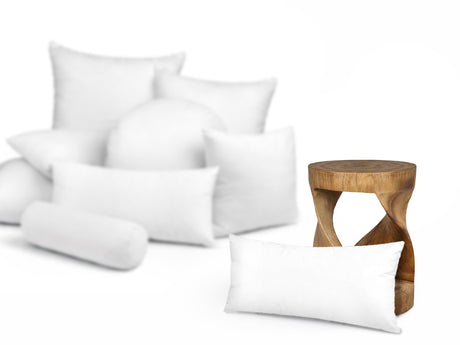  beties Publik Federkissen Fuellkissen 30x70 cm – Groessenvergleich neben einem Holzhocker 