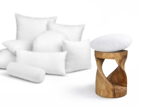  beties Publik Federkissen Fuellkissen 50 cm rund – Groessenvergleich neben einem Holzhocker 