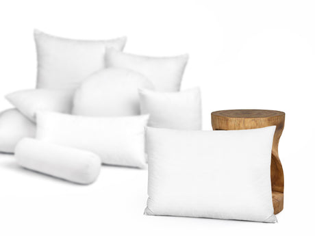  beties Publik Federkissen Kopfkissen 70x90 cm – Groessenvergleich neben einem Holzhocker 