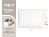 beties PublikFree Polyesterflocken Füllkissen 25x35 cm – Größenvergleich neben einem Holzhocker, veganes Füllkissen Kinderkissen ohne Federn, klassische Füllung