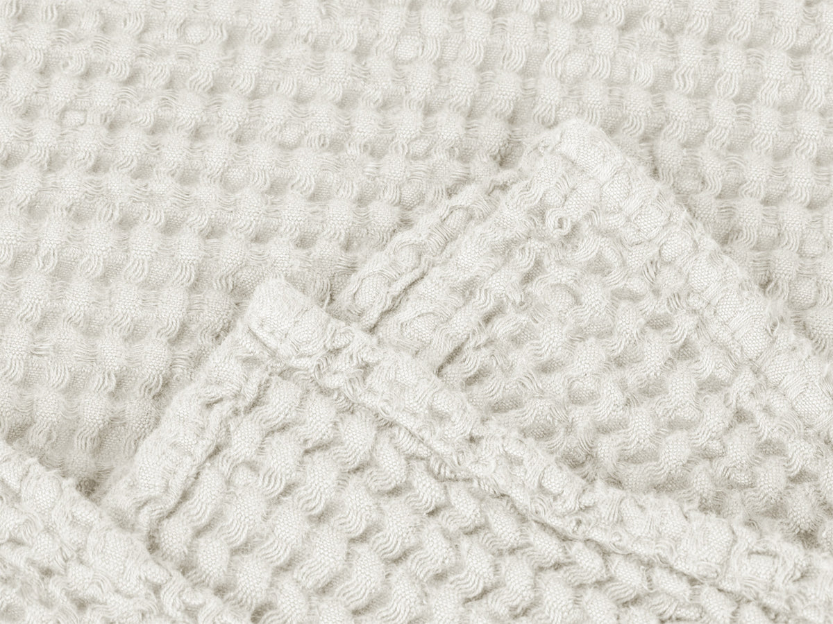 Waffelpique-Stoff, Detailaufnahme der Naht in der Farbe Gletscher-weiss aus Baumwoll-Leinenmix von beties aus der "PUR.NATURE" Serie.
