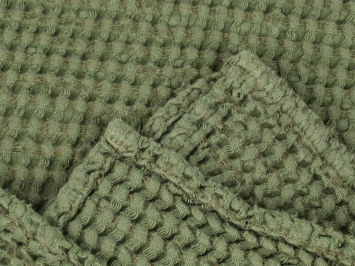 Waffelpique-Stoff, Detailaufnahme der Naht in der Farbe Salbei-gruen aus Baumwoll-Leinenmix von beties aus der "PUR.NATURE" Serie.