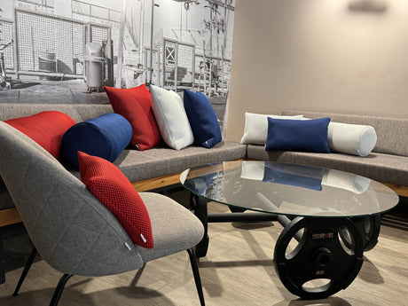 Kissenbezuege im 3D-Waben-Design in den Farben rot, weiss und blau sind auf einem Sofa dekoriert.