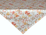 Weisse Mitteldecke, bedruckt mit erdfarbenen, halbrunden Stempelmotiven.