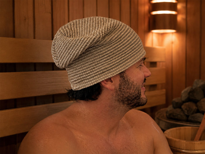 beties saunabeanie getragen von einem mann in der sauna